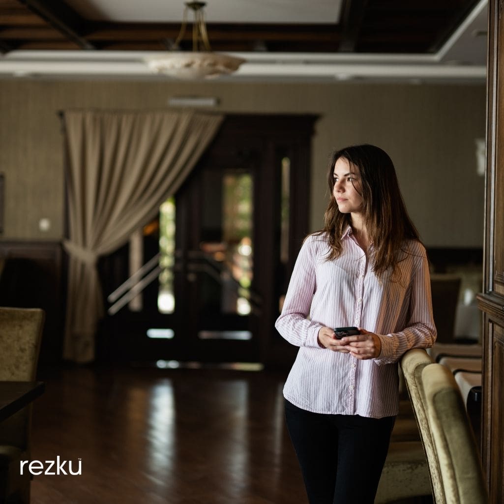 Put Your Phone Away! How to enforce effective restaurant staff cell phone policies that work.